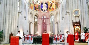 el-cardenal-cobo-preside-la-liturgia-del-viernes-santo-en-la-almudena